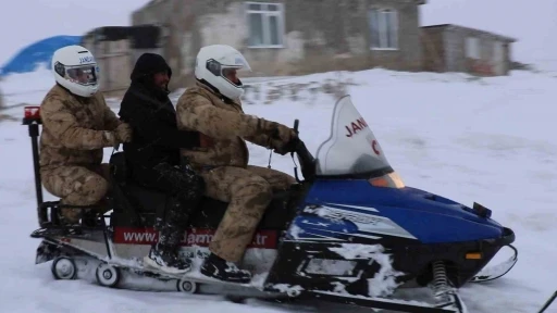 Bayburt&rsquo;ta kar ve tipi nedeniyle hastaneye gidemeyen vatandaşa jandarma yetişti
