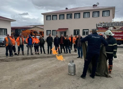 Bayburt&rsquo;ta Karayolları personeli yangın eğitiminden ge&ccedil;ti

