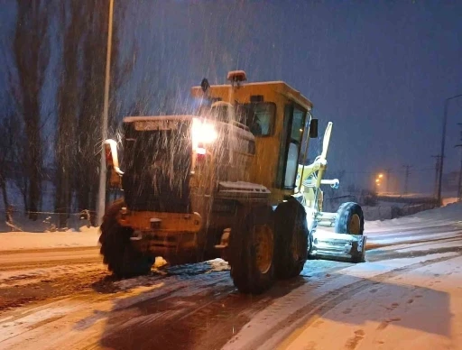 Bayburt&rsquo;ta karla m&uuml;cadele &ccedil;alışmaları s&uuml;r&uuml;yor
