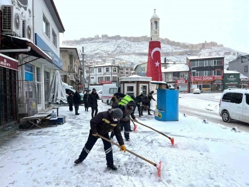 Bayburt&rsquo;ta karla m&uuml;cadele s&uuml;r&uuml;yor
