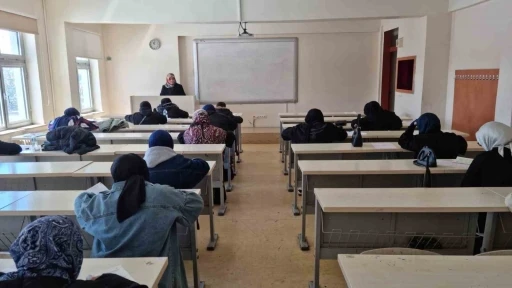 Bayburt’ta lise ve üniversite öğrencilerine yönelik umre ödüllü bilgi yarışması sınavı yapıldı
