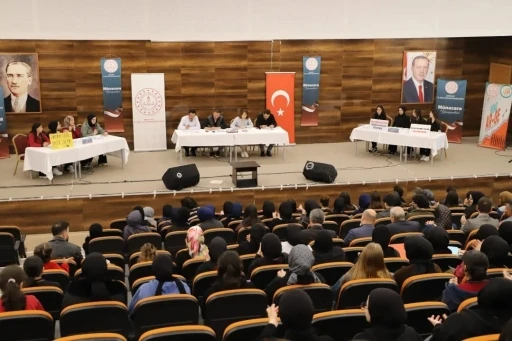 Bayburt&rsquo;ta liseler arası m&uuml;nazara heyecanı
