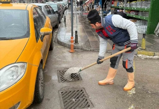 Bayburt&rsquo;ta mazgallar don tehlikesine karşı tuzlanıyor

