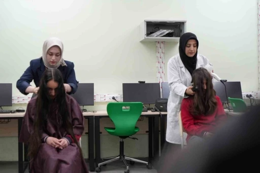 Bayburt&rsquo;ta meslek &ouml;ğrenen eller k&uuml;&ccedil;&uuml;k &ouml;ğrenciler i&ccedil;in makas tuttu
