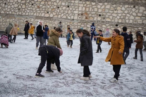 Bayburt’ta mevsimin ilk karı düştü: Öğrenciler bahçeye koştu
