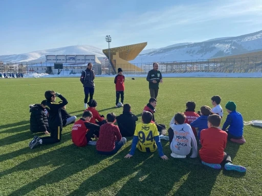 Bayburt&rsquo;ta minik sporculara bilin&ccedil;li teknoloji kullanımı anlatıldı
