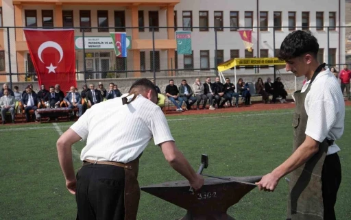 Bayburt&rsquo;ta Nevruz coşkusu: Bayram ateşi yakıldı, &ouml;rste demir d&ouml;v&uuml;ld&uuml;
