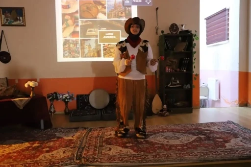 Bayburt&rsquo;ta &ouml;ğrenciler farklı k&uuml;lt&uuml;rleri sahneye taşıdı
