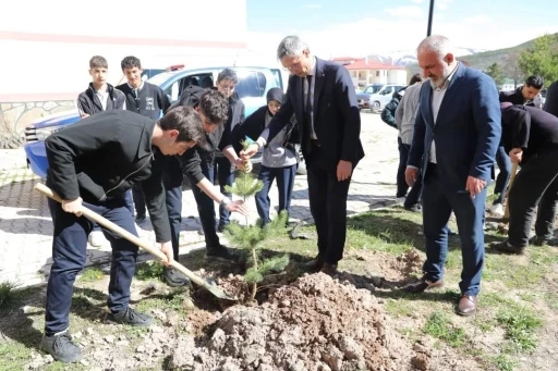 Bayburt&rsquo;ta &ouml;ğrenciler fidanları toprakla buluşturdu
