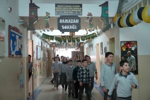 Bayburt&rsquo;ta &ouml;ğrenciler Ramazan ruhunu okula taşıdı: Koridorda &rsquo;Ramazan Sokağı&rsquo; oluşturuldu
