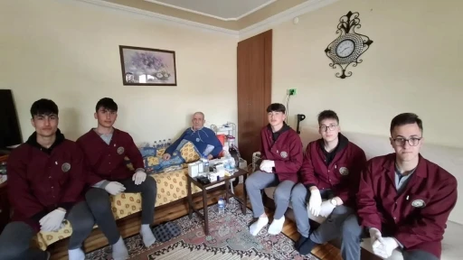 Bayburt&rsquo;ta &ouml;ğrenciler yaşlı vatandaşın ev işlerine destek oldu
