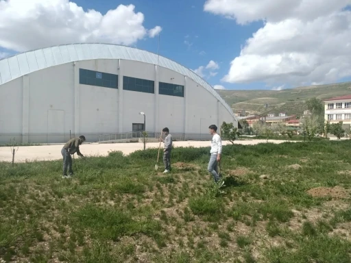 Bayburt&rsquo;ta &ouml;ğrenciler &lsquo;Yeşil Vatan&rsquo; i&ccedil;in fidan dikti
