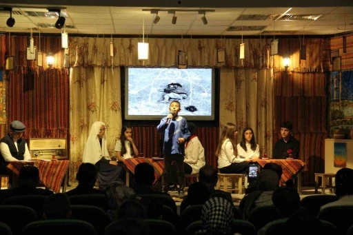 Bayburt&rsquo;ta &ouml;ğrencilerden şiir programı ve karma resim sergisi
