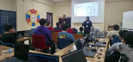 Bayburt’ta öğrencilere yapay zekanın işleyişi anlatılarak eğitim verildi
