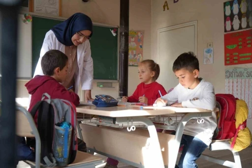 Bayburt’un dağ köyünün hem öğretmeni hem gelini: Zahide öğretmen 3 öğrencisine ışık oluyor
