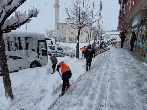 Bayburt&rsquo;un Demir&ouml;z&uuml; ve Aydıntepe il&ccedil;elerinde kar temizliği yapılıyor
