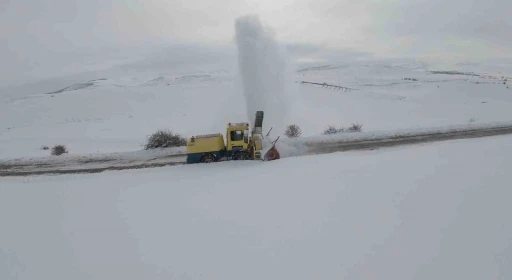 Bayburt&rsquo;un k&ouml;y yollarında karla m&uuml;cadeleye başlandı
