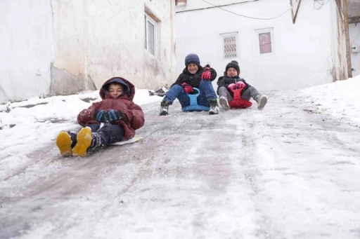 Bayburt&rsquo;un s&uuml;per abileri: Dik yokuş pist oldu, kardeş sevgisi soğuğu unutturdu

