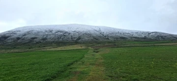 Bayburt’un yüksek tepelerine kar yağdı
