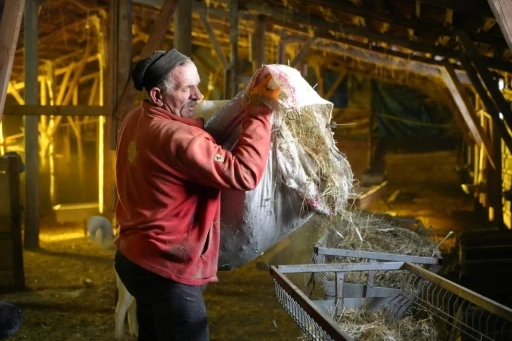 Bayburtlu besici zorlu kış şartlarına rağmen 140 hayvanını sevgiyle b&uuml;y&uuml;t&uuml;yor
