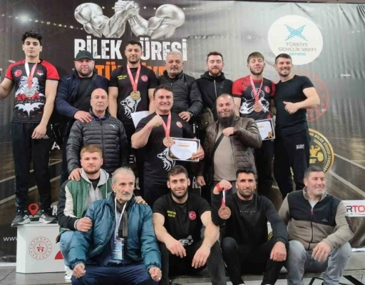 Bayburtlu bilek güreşi sporcuları madalyalarla döndü
