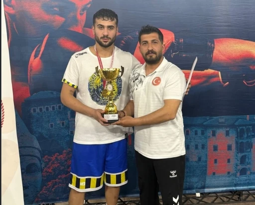 Bayburtlu boks&ouml;r Toprak Salman T&uuml;rkiye şampiyonu oldu
