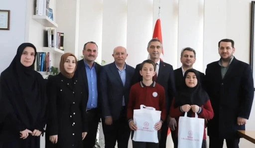 Bayburtlu b&ouml;lge birincisi &ouml;ğrenciler &ouml;d&uuml;llendirildi
