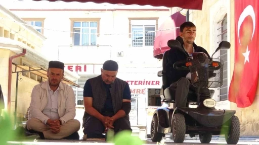 Bayburtlu gen&ccedil; ak&uuml;l&uuml; tekerlekli sandalyesiyle cemaatle saf tutuyor: "Allah&rsquo;ın huzuruna gitmeye hi&ccedil;bir engel yoktur"
