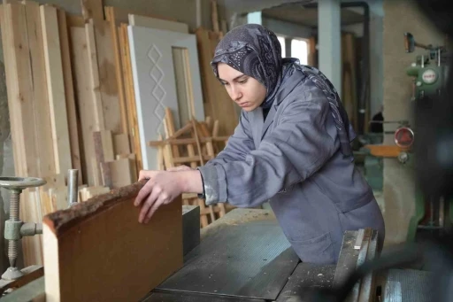 Bayburtlu gen&ccedil; kız mesleki eğitimle marangozluğa adım attı: Ahşaba şekil vererek zanaat &ouml;ğreniyor
