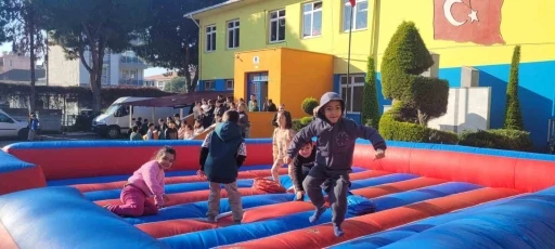 Bayındır&rsquo;da karne şenliği: Okul bah&ccedil;esi masal diyarına d&ouml;nd&uuml;

