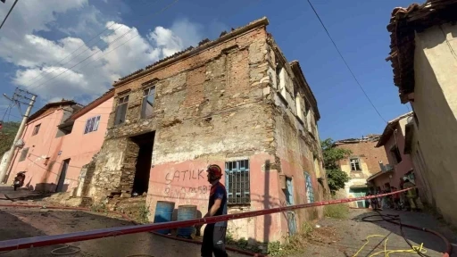 Bayındır&rsquo;da metruk binada yangın paniği

