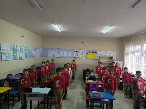 Bayındır&rsquo;da okullarda 2&rsquo;inci d&ouml;nem "Bayrak Sevgisi" temalı etkinliklerle başladı
