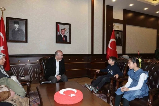 Bayrak n&ouml;beti tutan minik &ouml;ğrenciler Vali Hatipoğlu&rsquo;nun konuğu oldu
