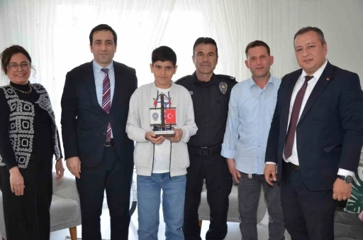 Bayrak sevdalısı kahramanı çocuğa ziyaret
