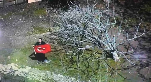 HELİKOPTER SESİNİ DUYAN KADIN TÜRK BAYRAĞINI AÇTI