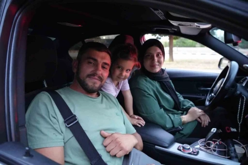 Bayrak ve ezan hasretiyle yola &ccedil;ıkan gurbet&ccedil;ilerin Kapıkule&rsquo;den yurda girişleri s&uuml;r&uuml;yor
