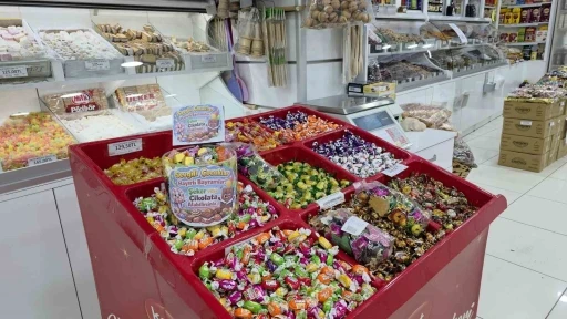 Bayram alışverişine gelen &ccedil;ocukları "ikram k&ouml;şesi" ile sevindiriyor
