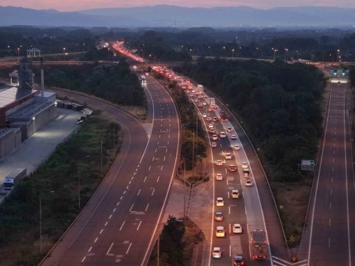Bayram bitti trafik bitmedi: D&uuml;zce ge&ccedil;işinde kilometrelerce kuyruk
