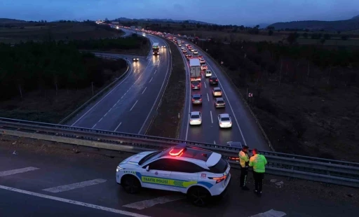 Bayram d&ouml;n&uuml;ş&uuml; &ccedil;ilesi: 30 kilometrelik ara&ccedil; kuyruğu havadan g&ouml;r&uuml;nt&uuml;lendi
