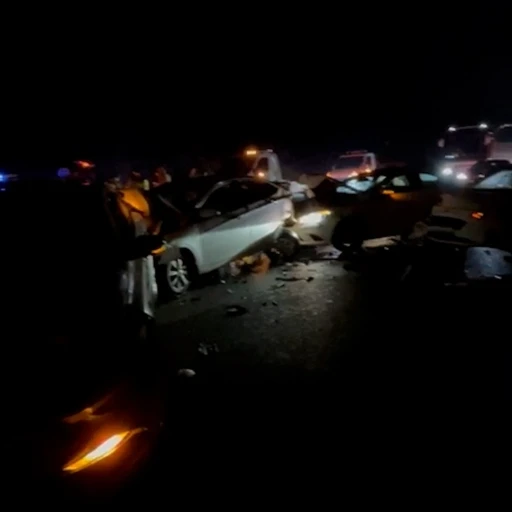 Bayram d&ouml;n&uuml;ş&uuml; trafiğinde zincirleme kaza: 5 ara&ccedil; birbirine girdi
