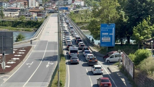 Bayram d&ouml;n&uuml;ş&uuml; trafik kilitlendi
