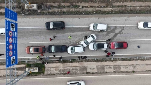 Bayram d&ouml;n&uuml;ş&uuml; zincirleme kaza: Anne ve iki &ccedil;ocuğu yaralandı
