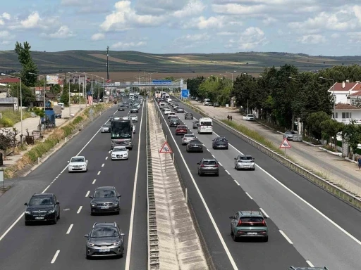 Bayram d&ouml;n&uuml;ş&uuml;nde Tekirdağ-İstanbul yolunda yoğunluk
