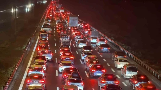 Bayram g&ouml;&ccedil;&uuml; s&uuml;r&uuml;yor: D&uuml;zce&rsquo;de trafik durma noktasına geldi

