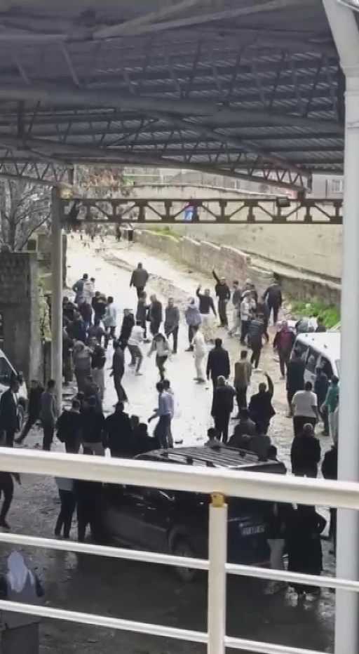Bayram g&uuml;n&uuml; mahalle savaş alanına d&ouml;nd&uuml;: 3 &ouml;l&uuml;, 22 yaralı
