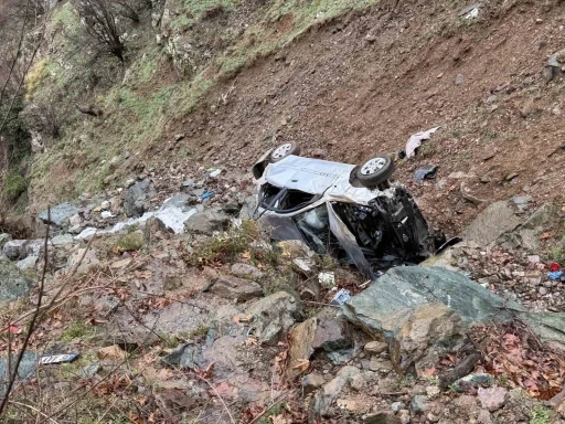 Bayram namazı yolunda kaza: Ara&ccedil; dereye u&ccedil;tu, 1 kişi hayatını kaybetti
