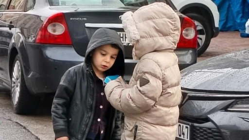 Bayram namazında &ccedil;ocuklara har&ccedil;lık s&uuml;rprizi
