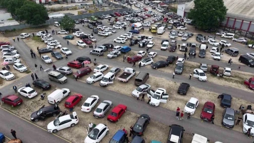 Bayram &ouml;ncesi Bursa oto pazarında yoğunluk
