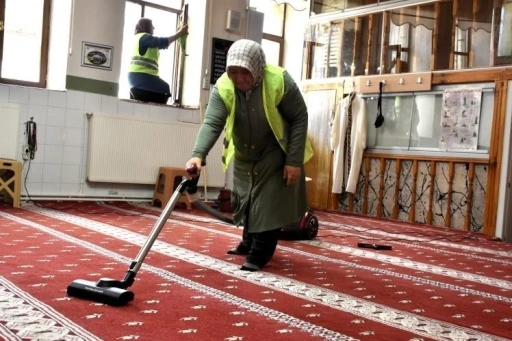 Bayram öncesi manevi temizlik, camilerde gül suyu kokusu
