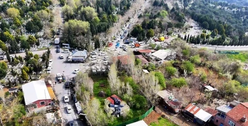 Bayram öncesi mezarlıklarda araç yoğunluğu havadan görüntülendi

